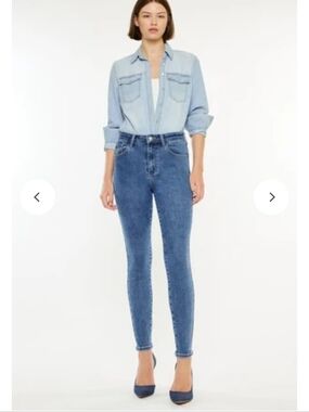 KanCan Mid-High Rise Light Blue Skinny Jeans Size 9